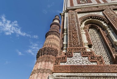 Qutub Minar ve karmaşık kakma Alai Darwaza Şah Mehrauli içinde karmaşık içinde çalışma