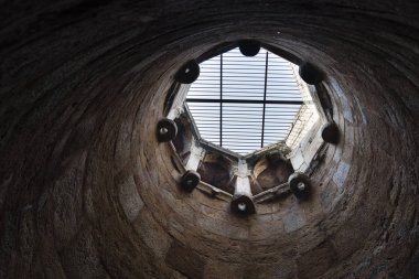 Rajaon ki BAOLI Mehrauli arkeolojik Park içi boş yapısı.