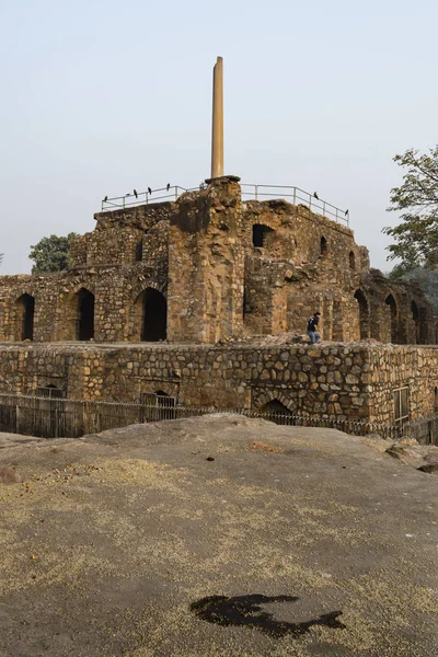 Ashoka ayağı üzerinde piramit Feroz Şah Kotla yapısında ziyaret turist