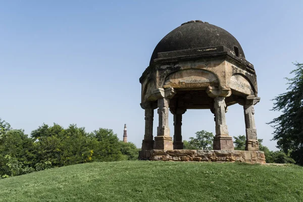 Chhatri ve Qutab Mehrauli arkeolojik Parkı'ndan görüldüğü gibi minar.