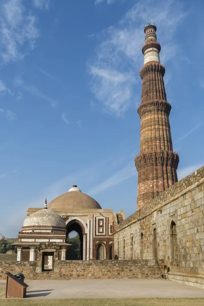 Qutub Minar y Alai Darwaza dentro del complejo Qutb en Mehrauli — Foto de Stock