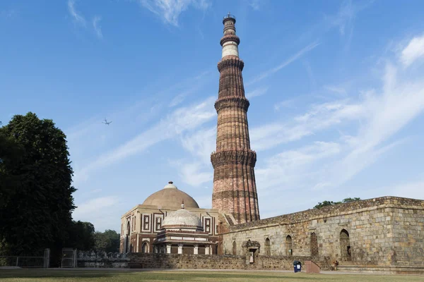 Qutub Minar and Alai Darwaza inside Qutb complex in Mehrauli — Stock Photo, Image