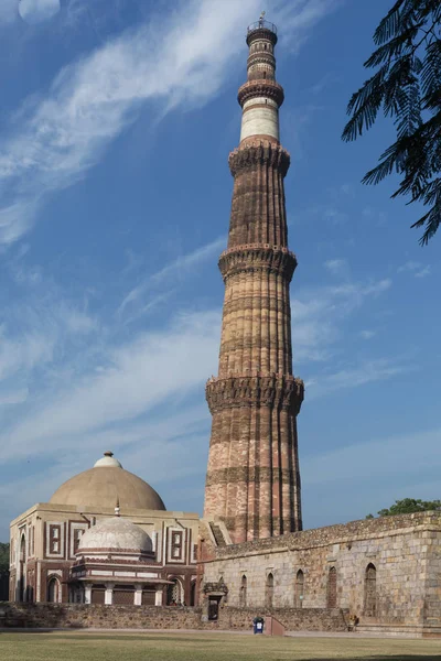Qutub Minar y Alai Darwaza dentro del complejo Qutb en Mehrauli — Foto de Stock