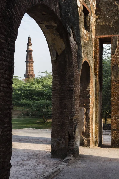 Mehrauli arkeolojik park kalıntıları görülen Qutub Minar.