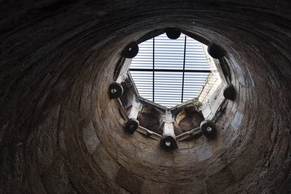 Rajaon ki BAOLI Mehrauli arkeolojik Park içi boş yapısı.