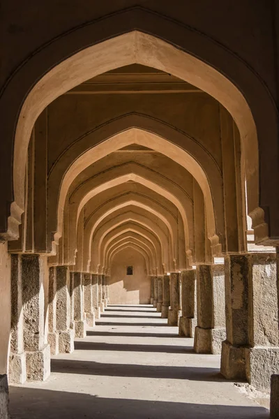 yan duvar Rajaon kı BAOLI Mehrauli arkeolojik Park, kemer.