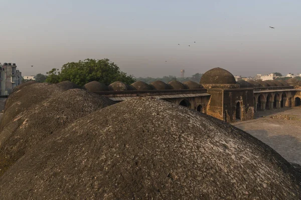 Jahanpanah Begumpur cami çatısı üzerinde birden fazla kubbeler.