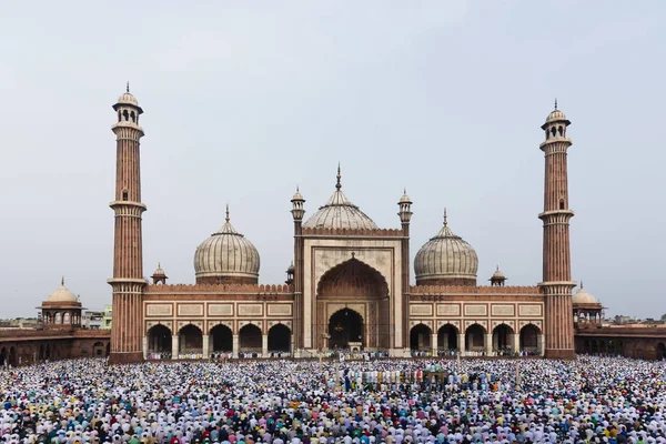 Chandni Chowk'tan Jama Mescidi içinde dua insanlar.