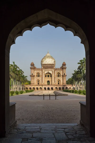 Delhi kemer üzerinden görülen Safdarjung mezar.
