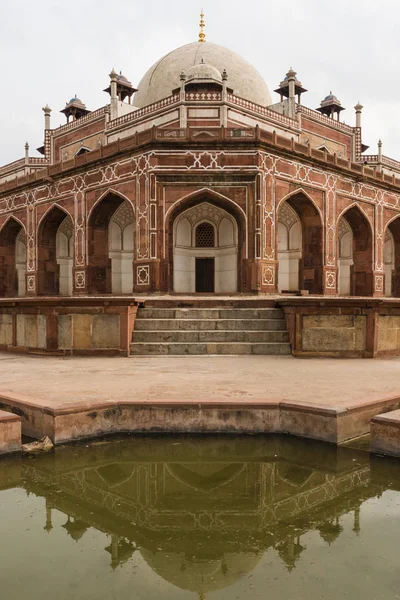 Humayuns mezar ve su Delhi onun yansıması.