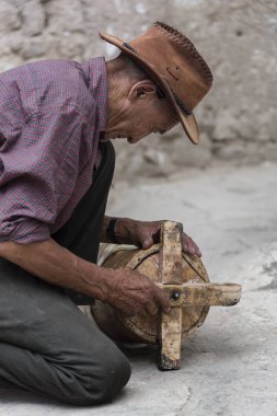 Tibet ihtiyar eski ahşap dua tekerlek tamiri