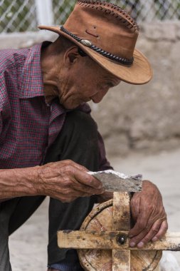 Tibet ihtiyar eski ahşap dua tekerlek Temizleme