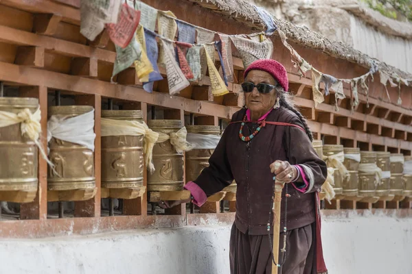 Bir manastırda dua tekerlekleri dönüm eski Tibet kadınlar