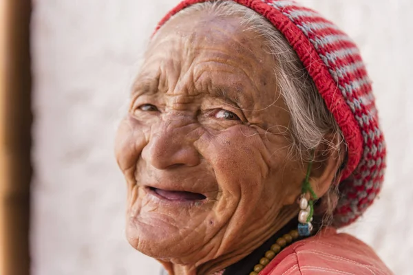 Yaşlı bir Tibet kadın portresi