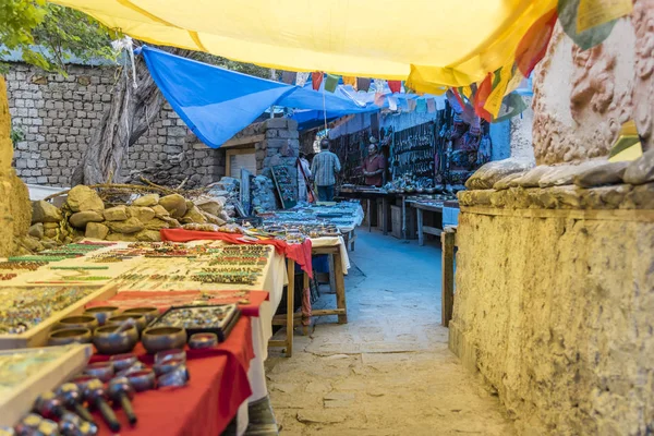 Cadde tarafı Ladakhi Hediyelik eşya mağazaları