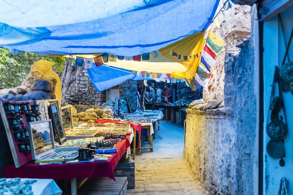 Cadde tarafı Ladakhi Hediyelik eşya mağazaları