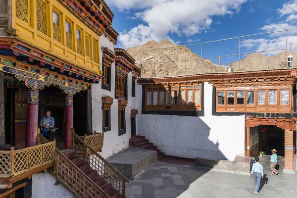 Turistler Hemis Manastırı