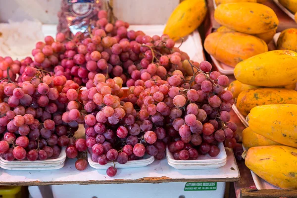 Bir açık pazarda taze üzüm. 