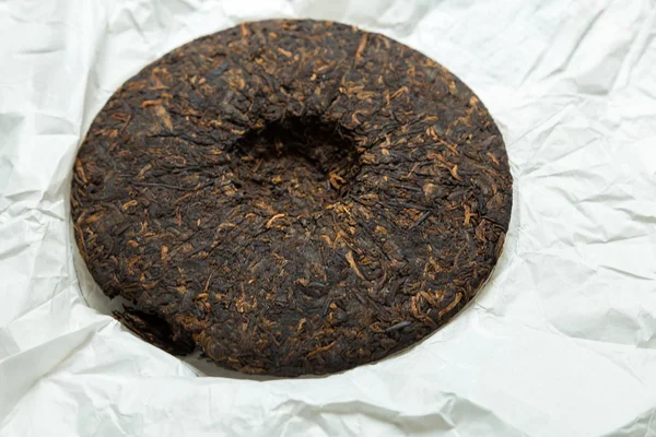  Olgun Pu-erh çay. Puerh çay kase şekil closeup izole