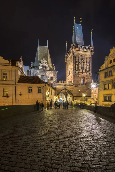 Prague, République tchèque, 28 septembre 2016 : Vue de nuit des tours Mala Strana, l'une des destinations les plus populaires parmi les touristes . — Photo