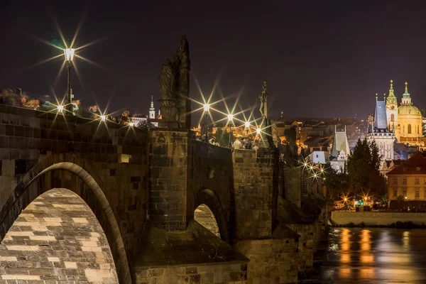 Prague, République tchèque, 28 septembre 2016 : Pont Charles, vue de nuit, l'une des destinations les plus populaires parmi les touristes . — Photo