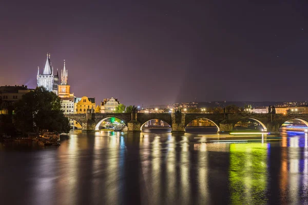 Rivière Vltava et vieille ville, vue de nuit, Prague, République tchèque — Photo