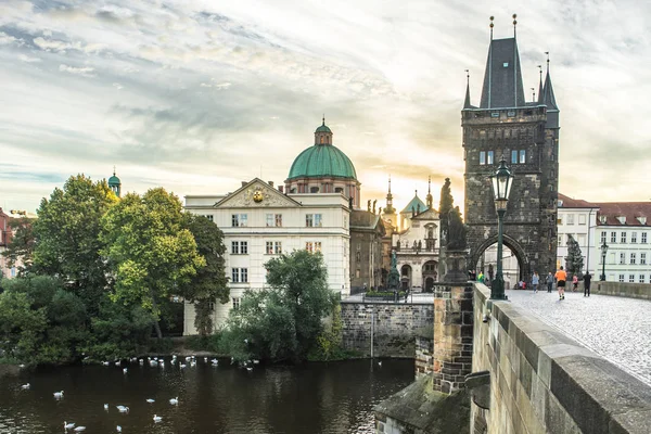 Prague, République tchèque, 29 septembre 2016 : Statue sur le pont Charles, vue sur Mala Strane, l'une des destinations les plus populaires parmi les touristes . — Photo