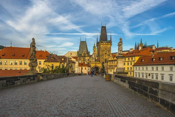 Prague, République tchèque, 29 septembre 2016 : Statue sur le pont Charles, vue sur Mala Strane, l'une des destinations les plus populaires parmi les touristes . — Photo