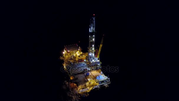 Vue aérienne de la plate-forme pétrolière sur l'océan — Video