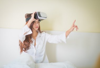 VR kutusu, Asya kadın yine de Vr cihaz arıyor