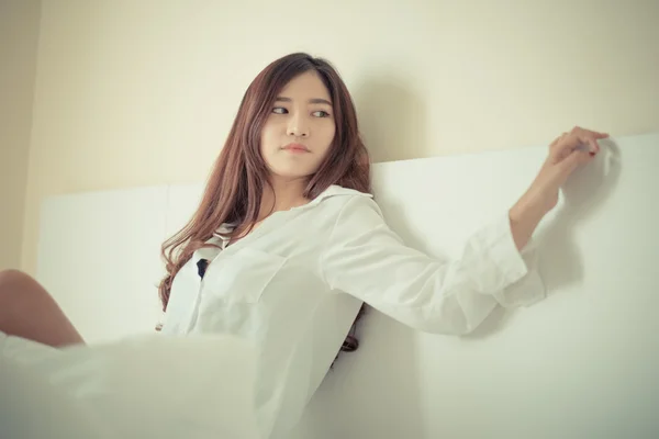 Elegante hermosa mujer con camisa blanca posando en el dormitorio , —  Fotos de Stock