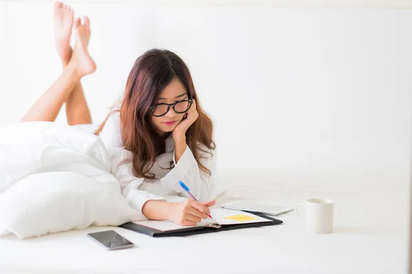 yatakta yatan kadın yazılı notlar gülümseyen