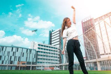 Stadyum germe üzerinde fitness kadın
