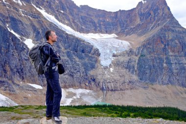 adam Hiker dağlarda. 