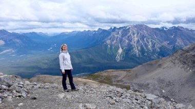 kadın dağ tepe üzerinde. 