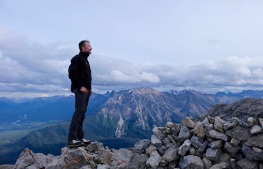 Dağın tepesindeki adam. 