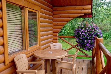 Pocahontas dağ kabin, Alberta/Kanada - 2 Eylül 2016: Tatil ahşap kabin kırmızı çatılar ve Morning Glory çiçeklerle verandalar üzerinde.  