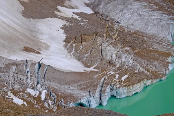 Gelo partido de reflexão glaciar no lago alpino . — Fotografia de Stock