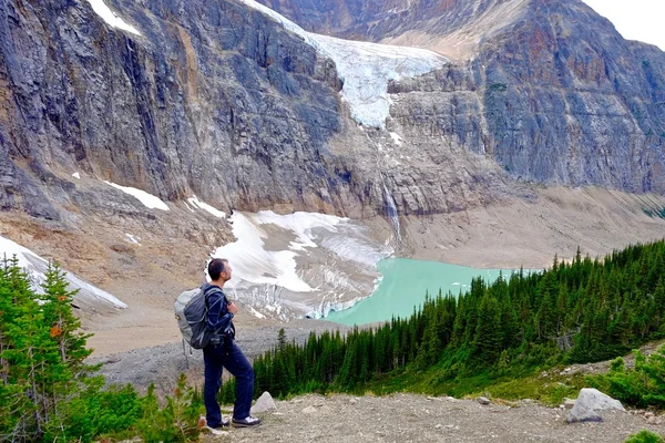 Ember természetjáró stainding sziklák, gleccser-tó. — Stock Fotó