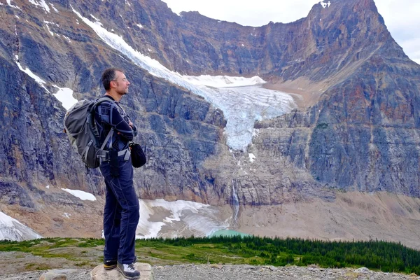 adam Hiker dağlarda. 