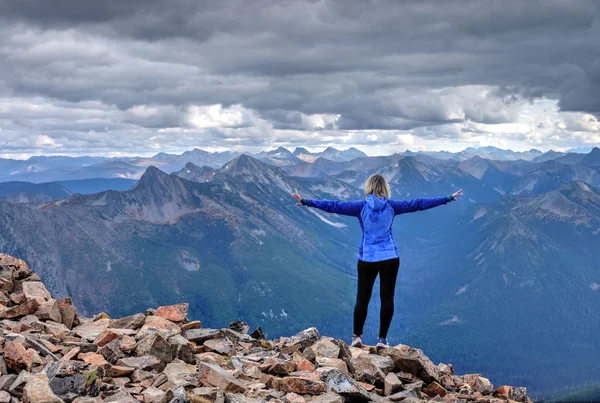 Femme randonneur sur le sommet de la montagne . — Photo