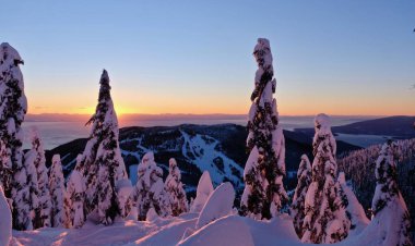Gün batımında Cypress Dağı'nda kayak pisti.