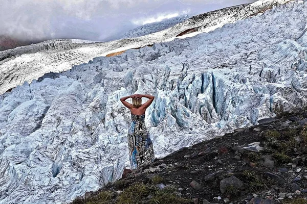 Vrouw tegen gletsjer. — Stockfoto
