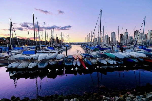 Boot jachthaven bij zonsondergang. — Stockfoto