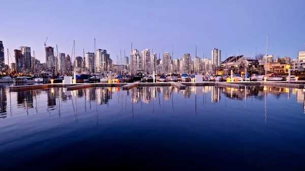 Reflecties van stadslichten en boten in kalm water. — Stockfoto
