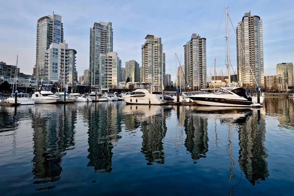 Seawall and boats in city marina. — Stock Photo, Image