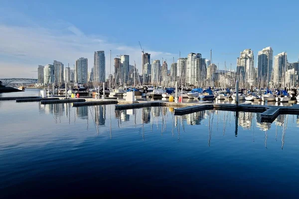 Haven jachthaven in het centrum van Vancouver. — Stockfoto