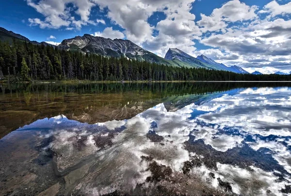 澄んだ水、雲の反射と山の湖. — ストック写真