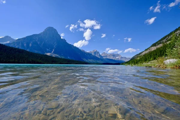 푸른 호수와로 키 산맥. — 스톡 사진