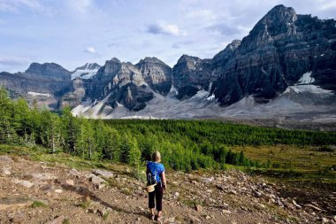 Kadın 10 zirveleri vadide hiking.